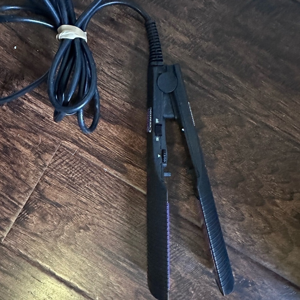 Hot Tools Hair Styling Tool for Effortless Straightening - Picture 3 of 5